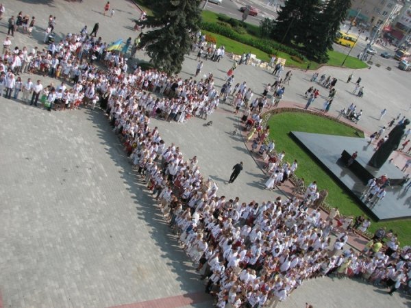 Лучани у вишиванках вибудували ключик від міста. ФОТО